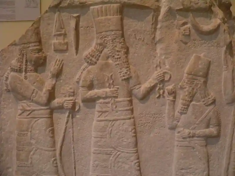 Eight-pointed cross on top of the left hand of a man, engraved on a stele